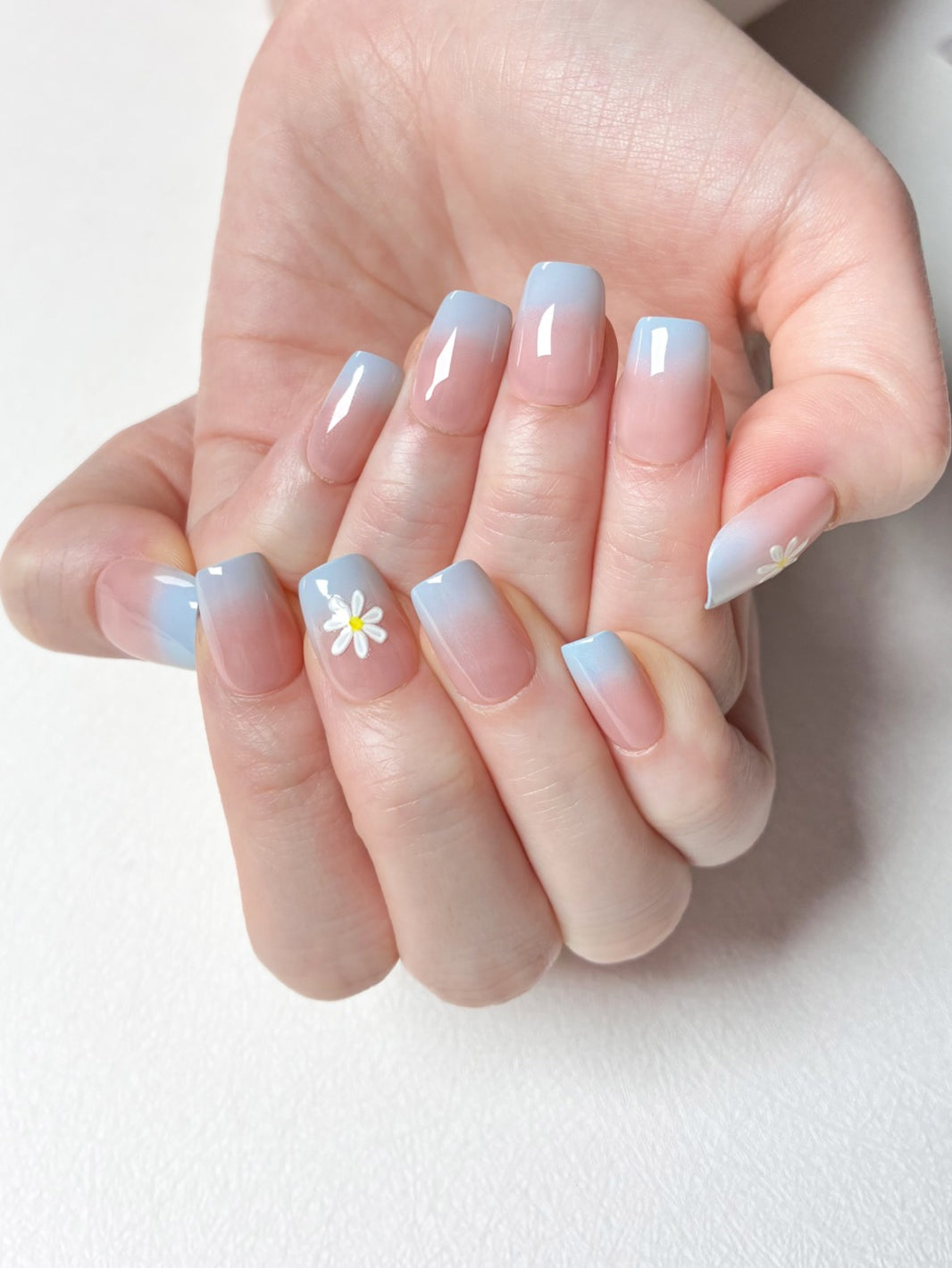 Pastel Soft Ombre White Flower Fake Nails